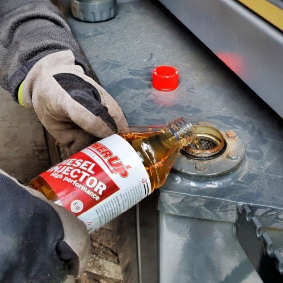 PowerUp Dieselinjektor fylles i dieseltanken