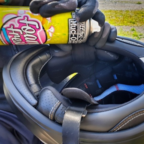 Muc-Off Helmet Foam Fresh i bruk inni hjelm.